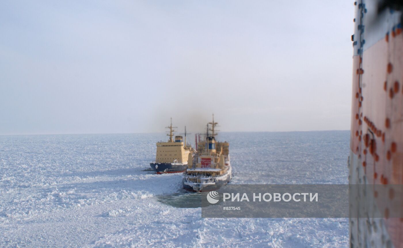 Ледоколы в Охотском море выводят из ледового плена суда