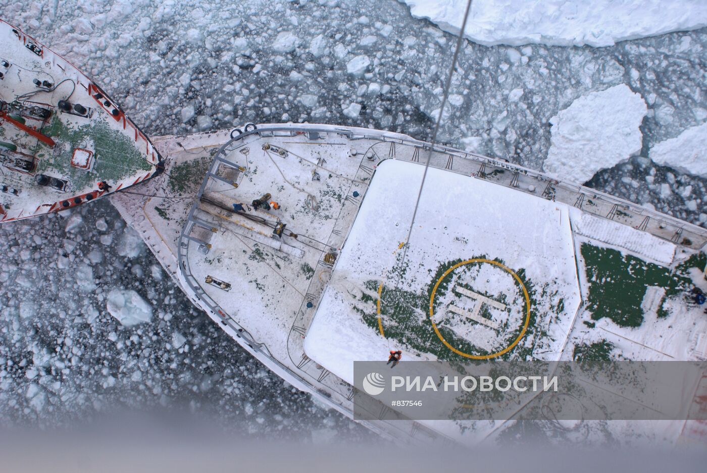 Ледоколы в Охотском море выводят из ледового плена суда