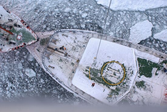 Ледоколы в Охотском море выводят из ледового плена суда