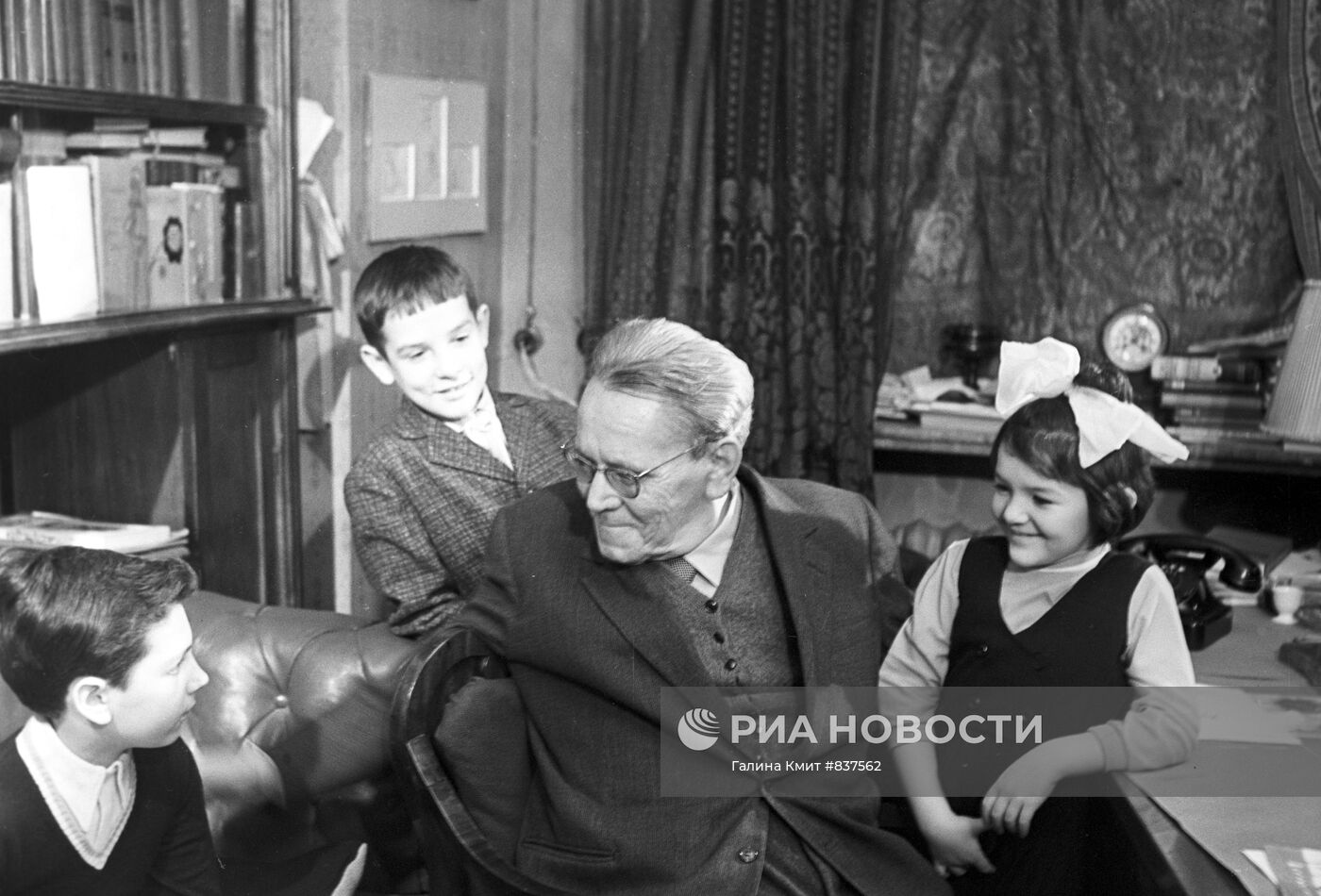 Самуил Маршак и дети