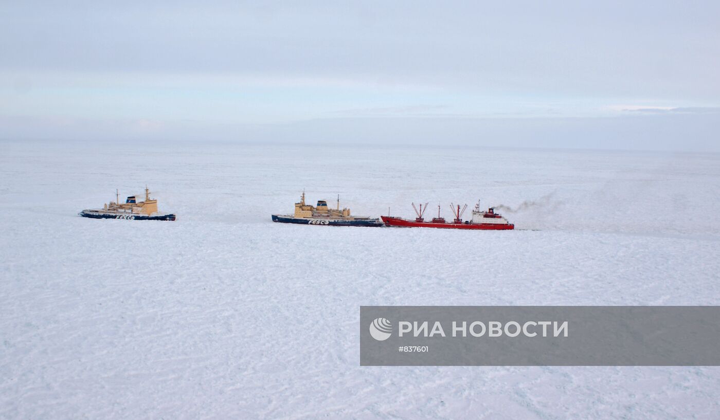 Ледоколы в Охотском море выводят суда из ледового плена