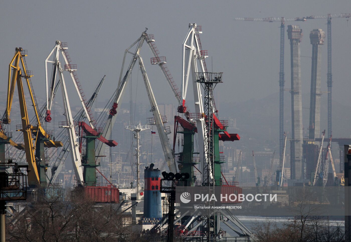 Краны торгового порта Владивостока