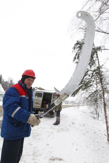 Обрезка обледеневших деревьев в Одинцовском районе