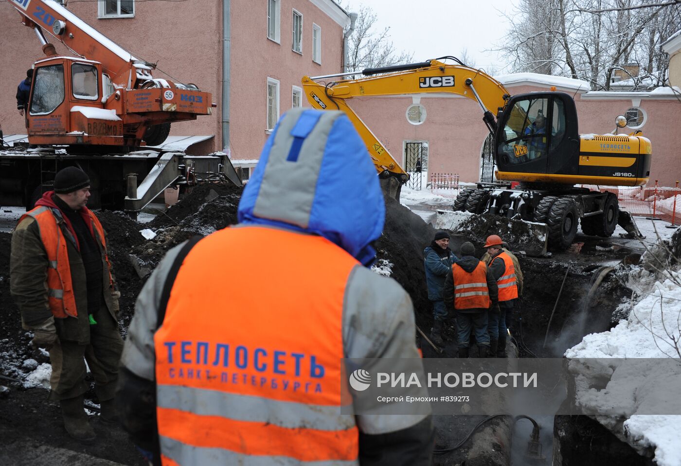 Прорыв трубы отопления в Кировском районе Санкт-Петербурга