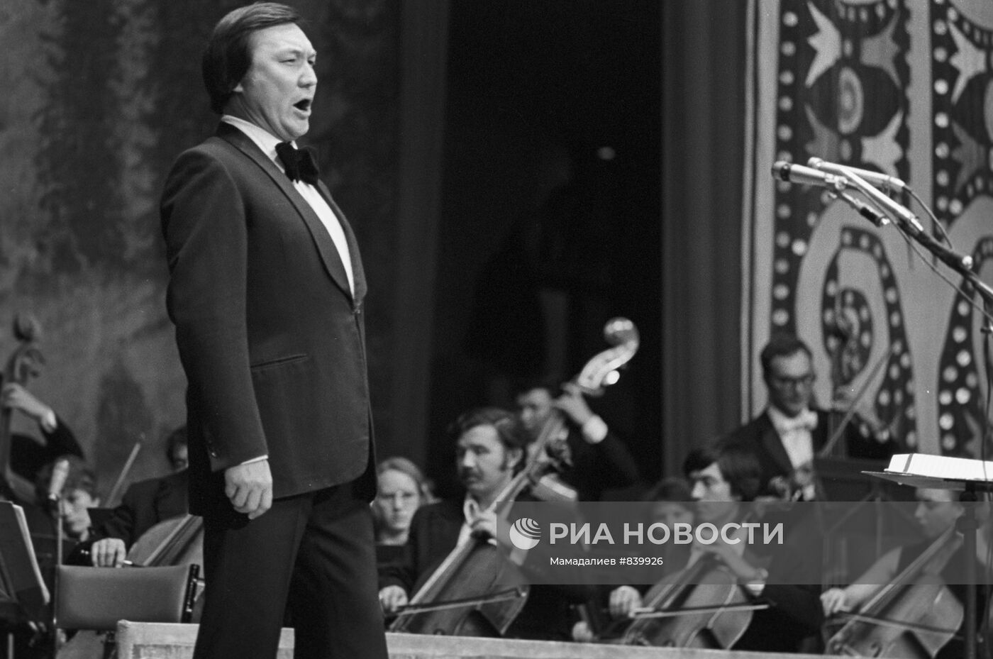Оперный певец Булат Минжилкиев во время выступления