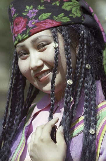 Солистка ансамбля "Жарки" Алена Санашева