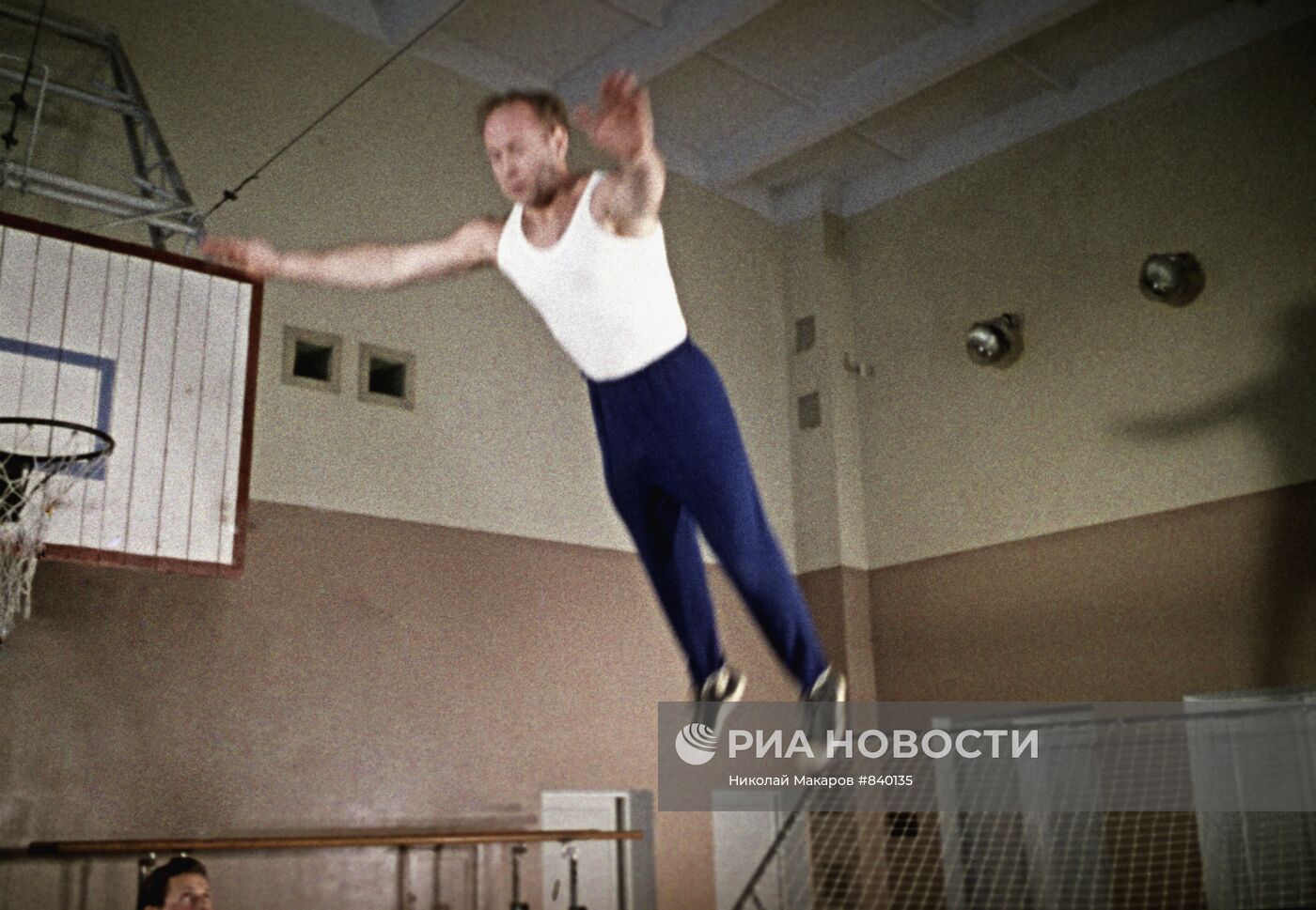 Алексей Леонов в спортивном зале