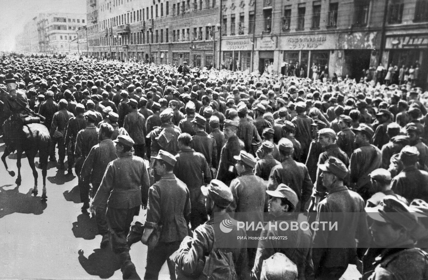 Пленные немецкие солдаты и офицеры на улицах Москвы