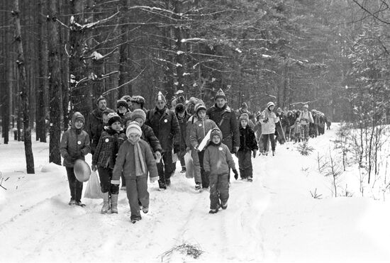 Молодые семьи на прогулке