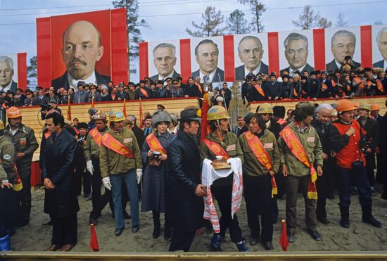 Торжества на месте укладки последнего "золотого" звена БАМа