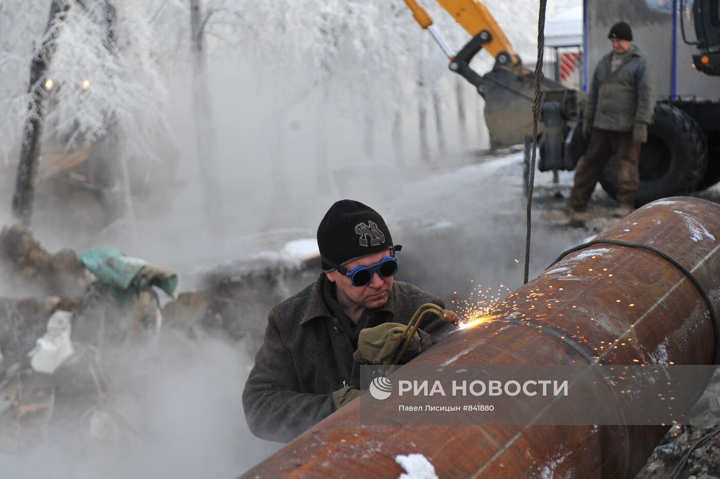 Из-за прорыва трубы в Екатеринбурге под землю ушел ларек