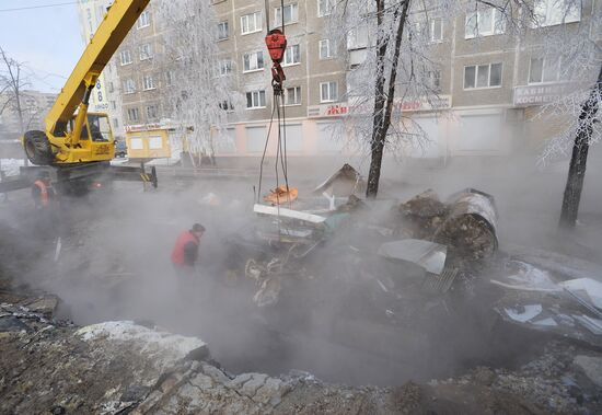 Из-за прорыва трубы в Екатеринбурге под землю ушел ларек