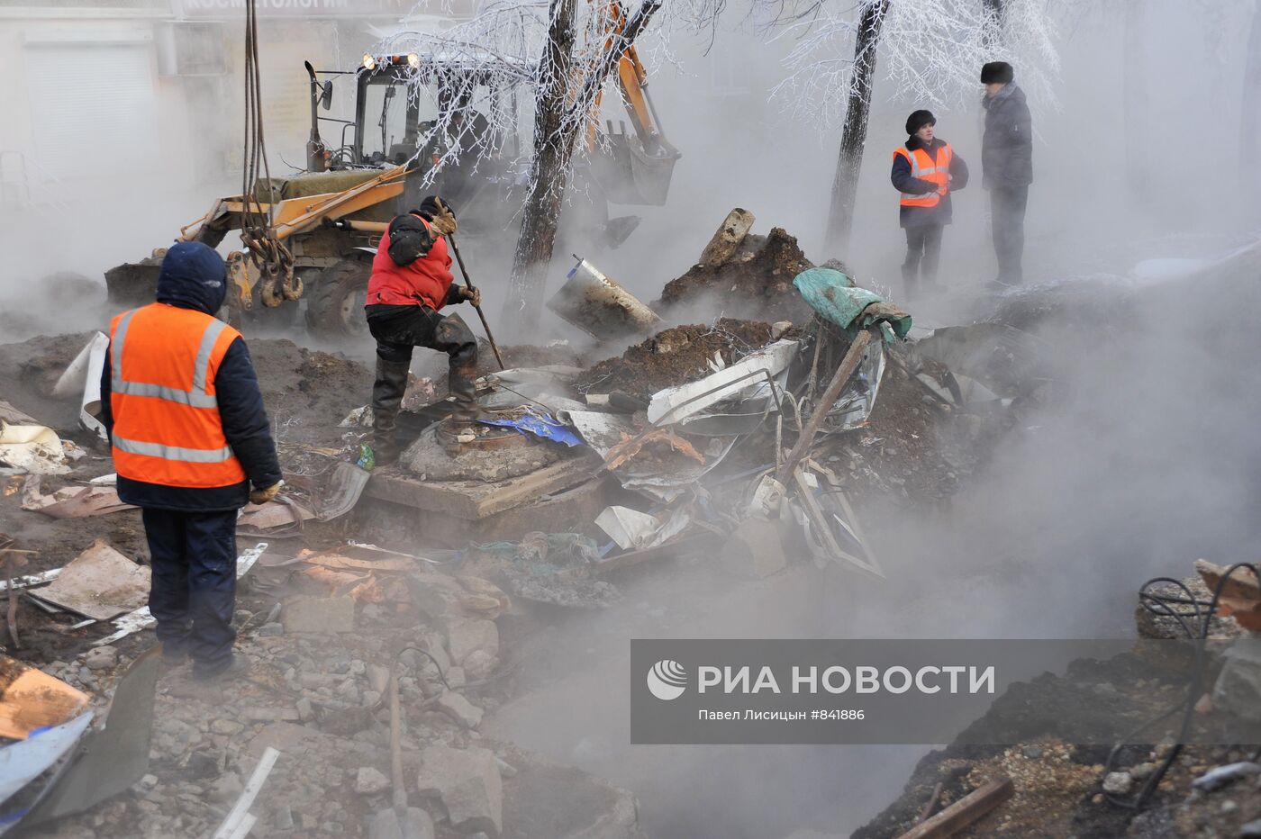 Из-за прорыва трубы в Екатеринбурге под землю ушел ларек