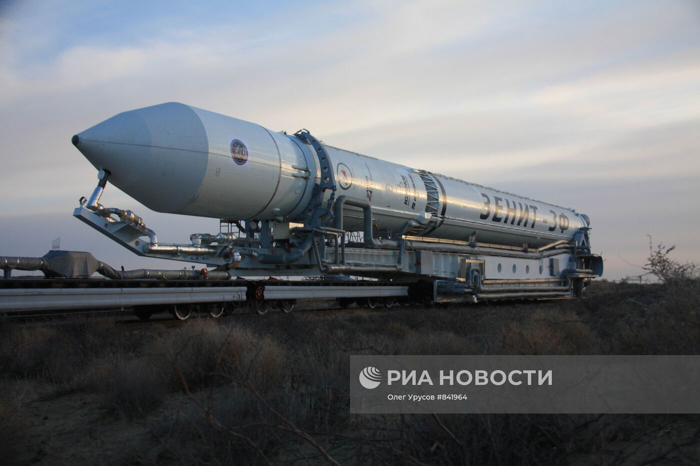 Установка ракеты-носителя "Зенит-2SБ" на космодроме "Байконур"