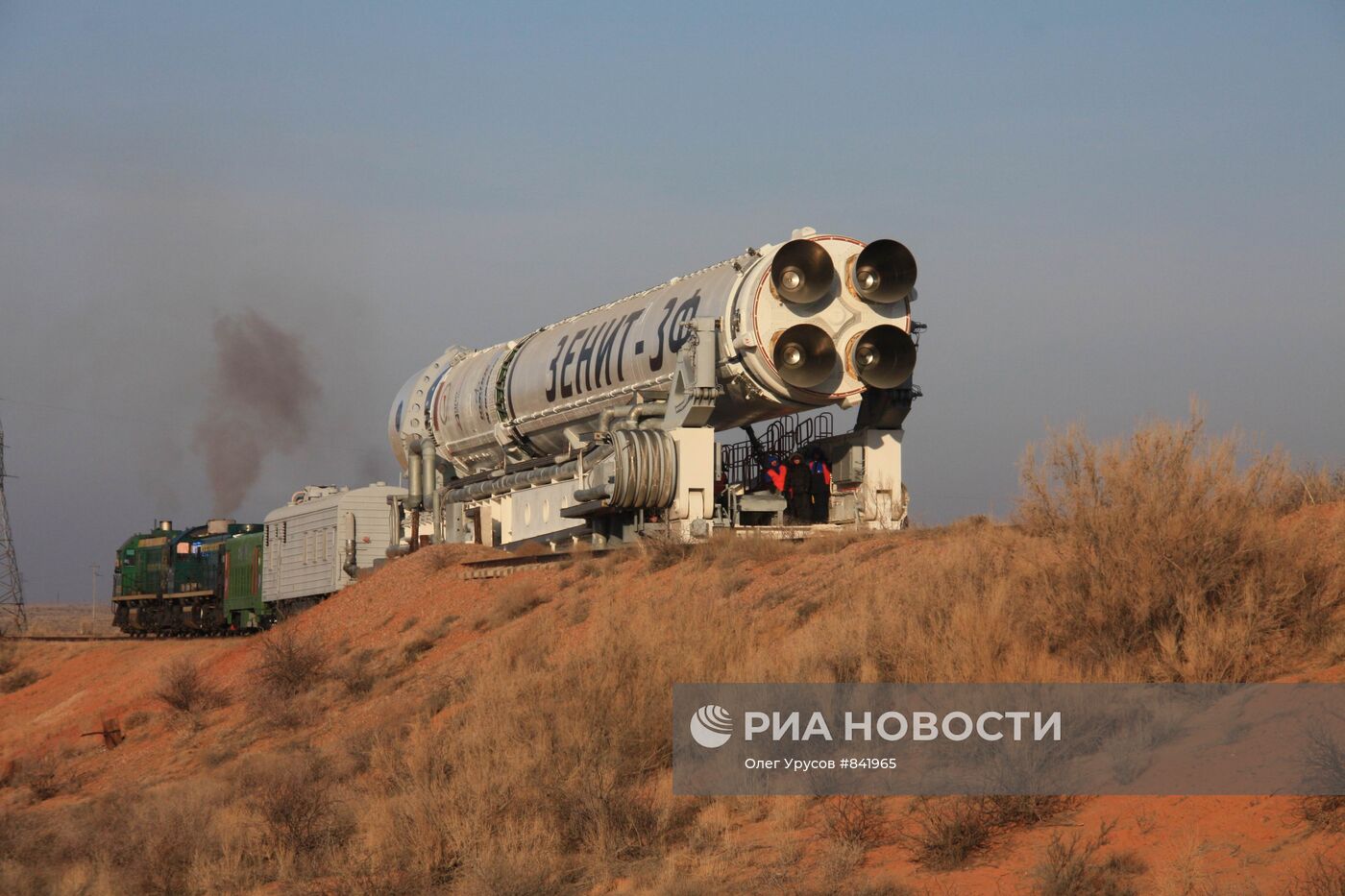 Установка ракеты-носителя "Зенит-2SБ" на космодроме "Байконур"