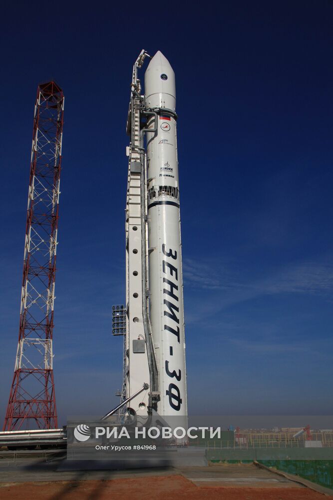 Установка ракеты-носителя "Зенит-2SБ" на космодроме "Байконур"
