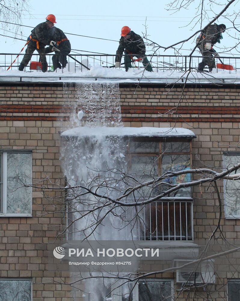 Очистка крыш от снега и льда в Москве