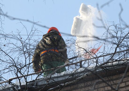 Очистка крыш от снега и льда в Москве