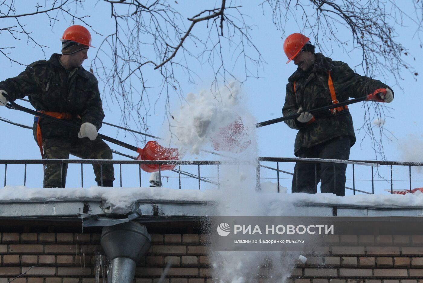 Очистка крыш от снега и льда в Москве