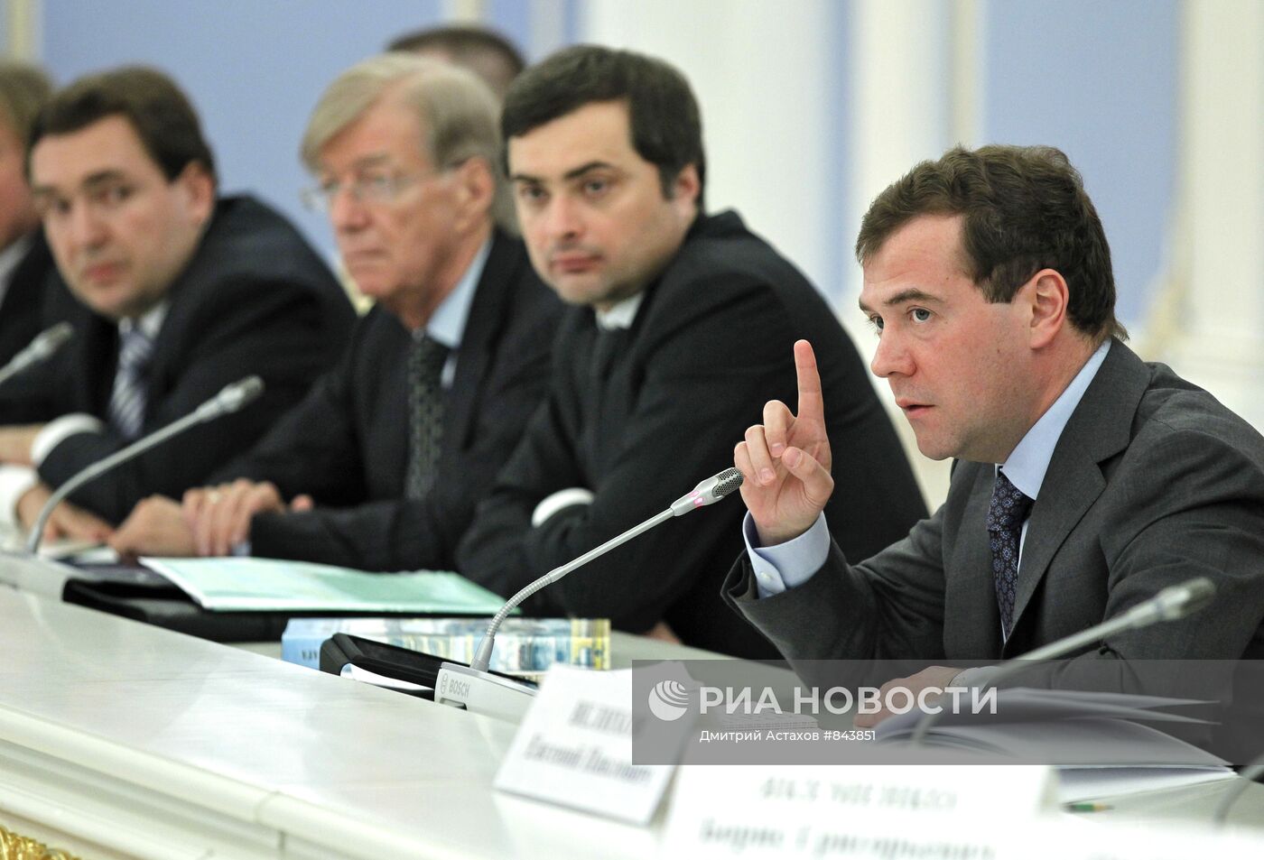 Д.Медведев провел встречу с членами Общественной палаты