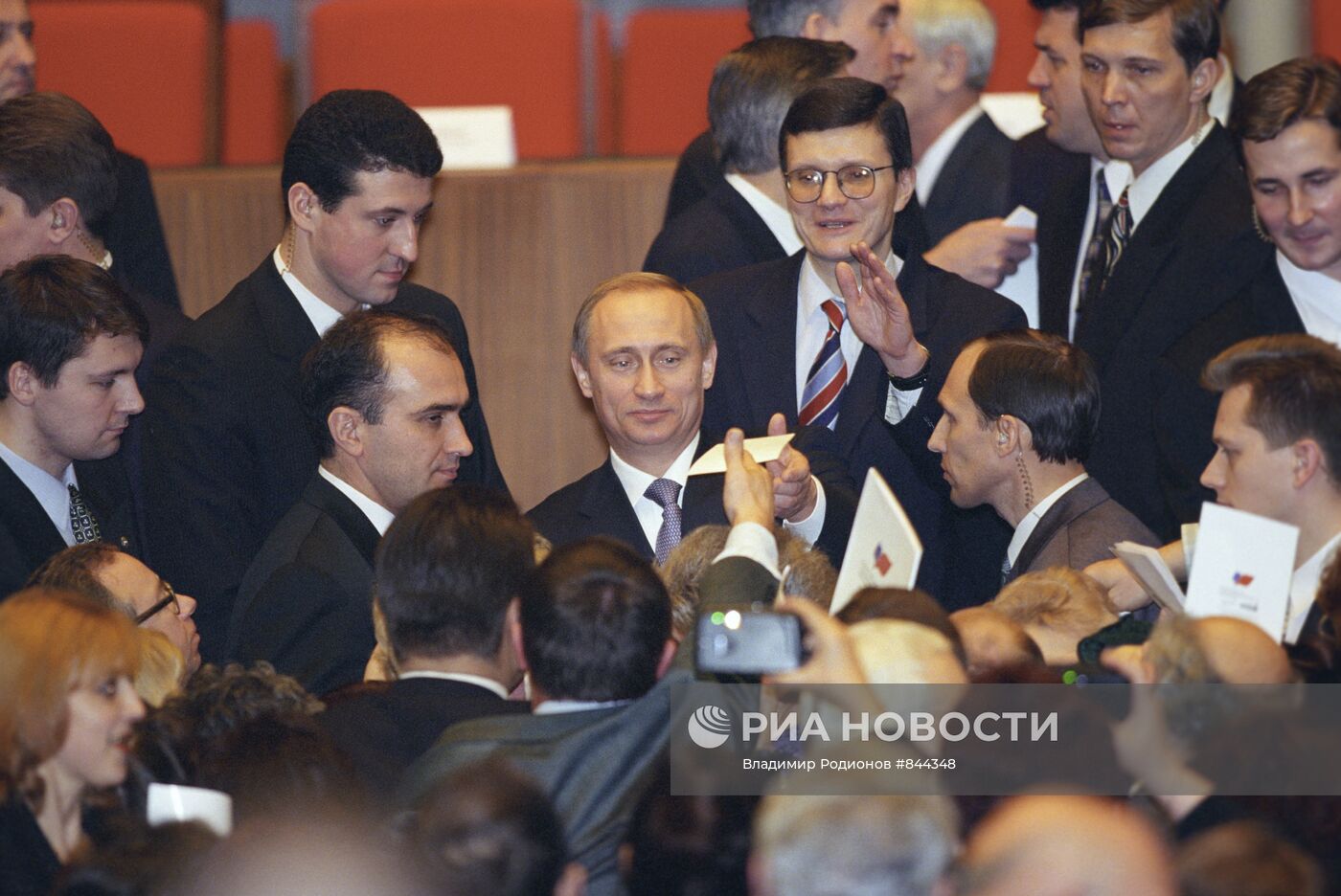 В. Путин среди участников совещания