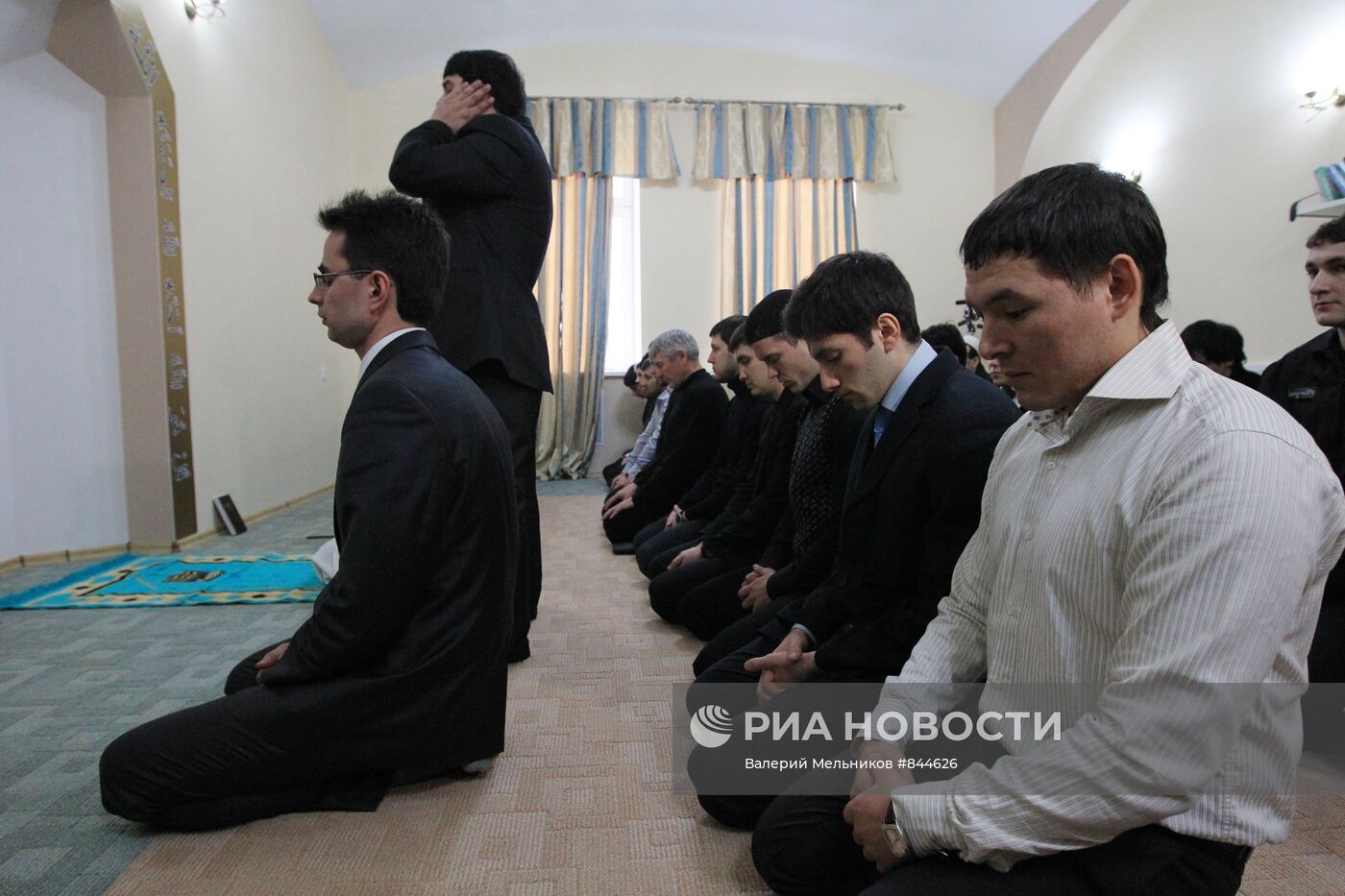 Подследственные - мусульмане во время молитвы