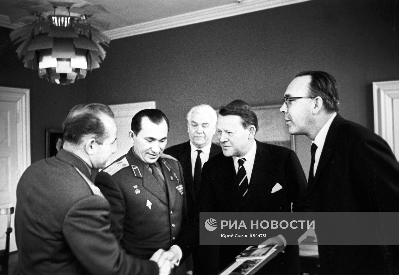 Советские космонавты у премьер-министра Дании О. Крага