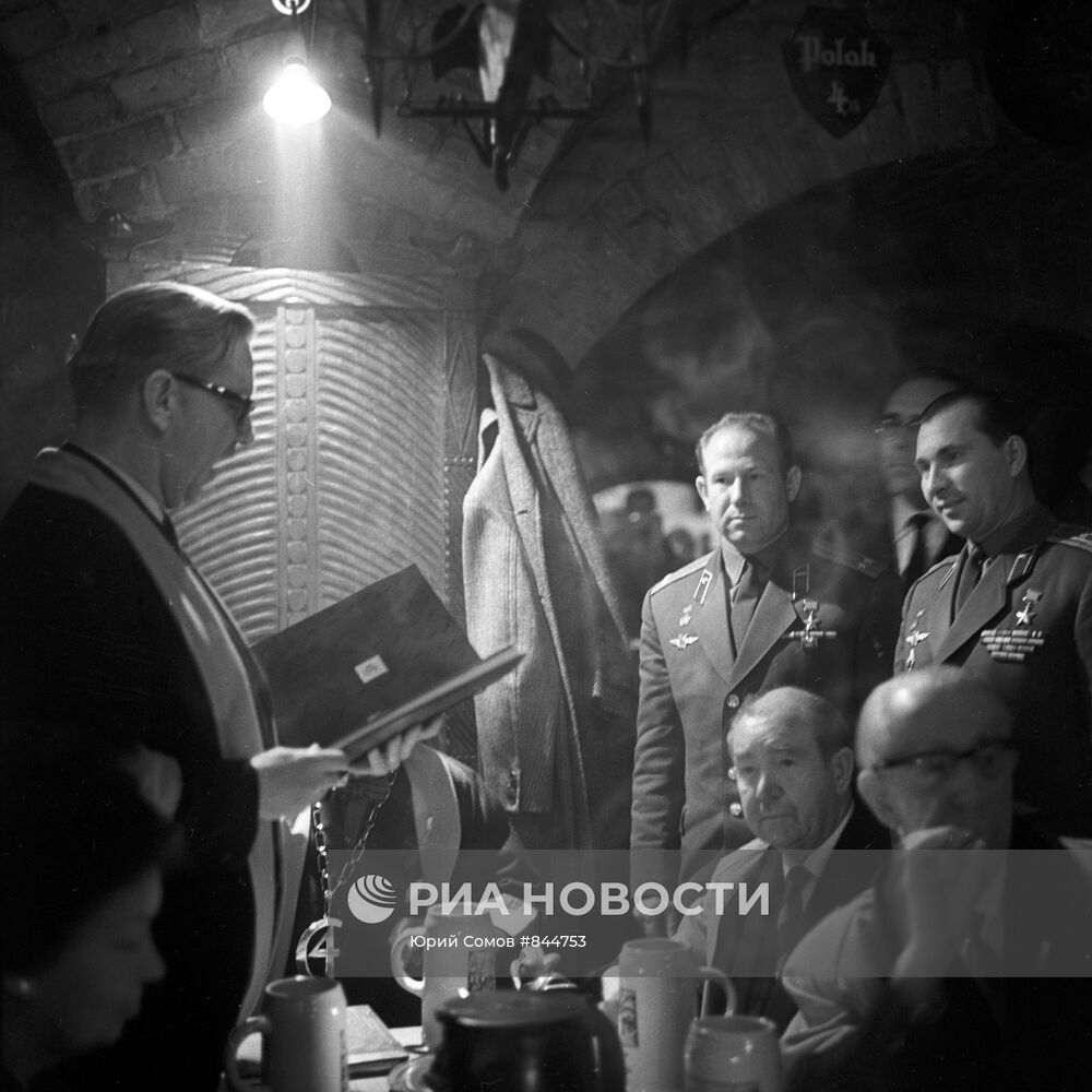 Космонавты А. Леонов и П. Беляев