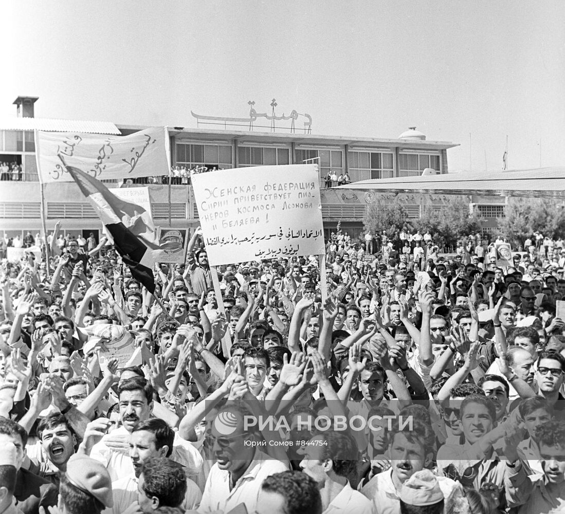 Советские космонавты П. Беляев и А. Леонов в Сирии