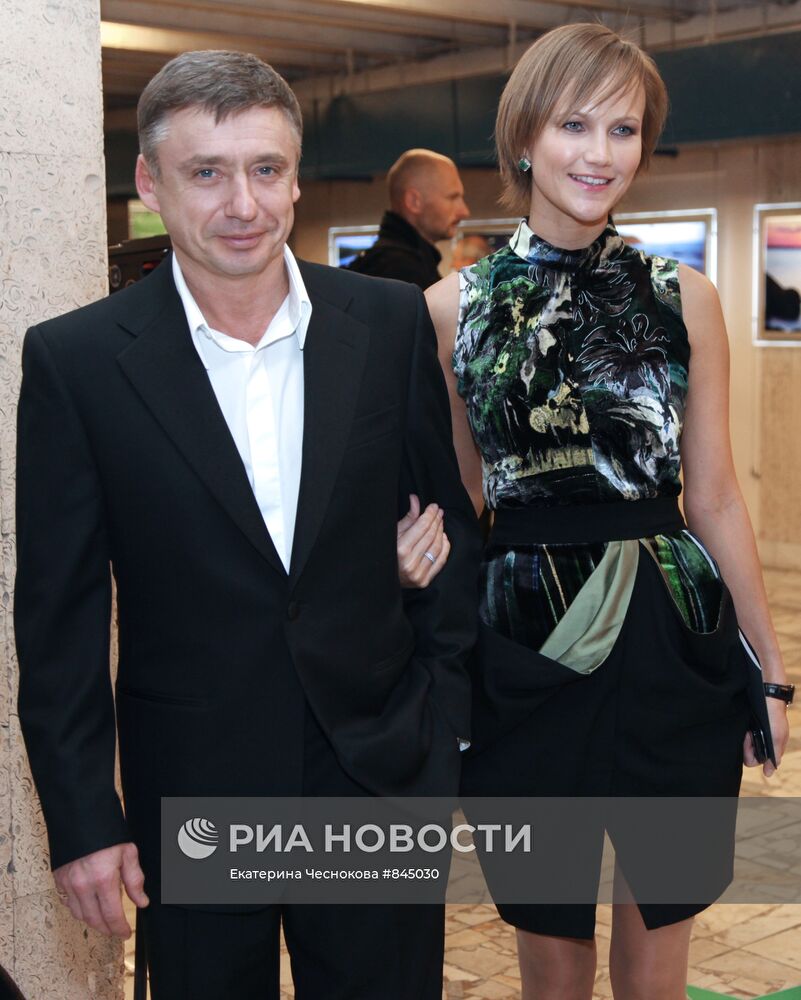Актер Антон Табаков с супругой Анжеликой