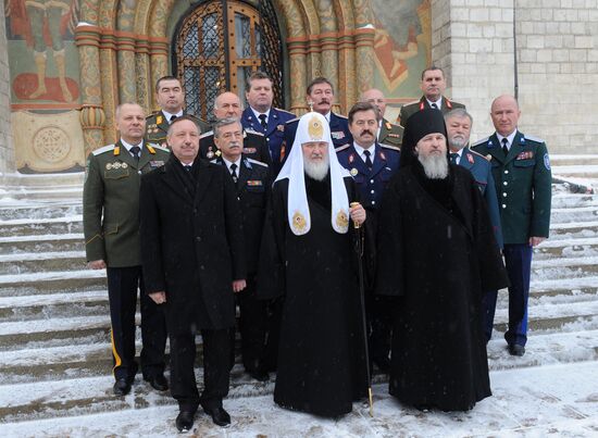 Патриарх Кирилл фотографируется с войсковыми атаманами