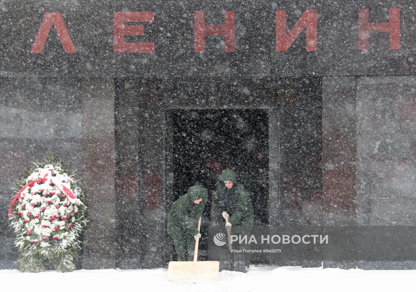 Расчистка снега у входа в мавзолей В. Ленина на Красной площади