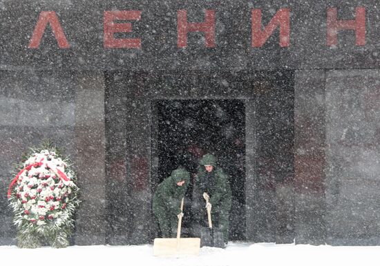 Расчистка снега у входа в мавзолей В. Ленина на Красной площади