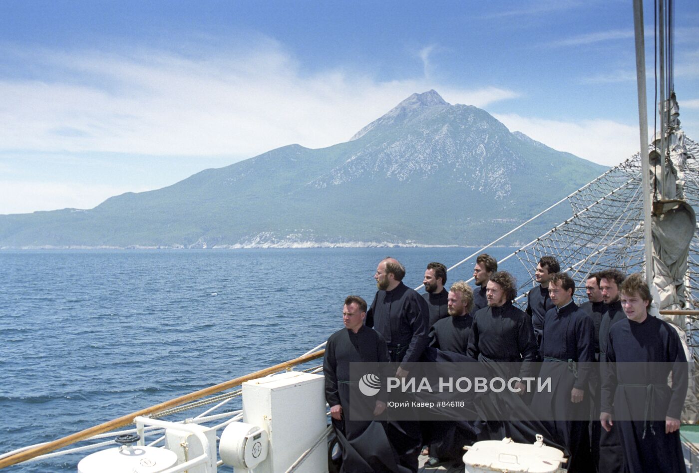 Певчие православного хора на парусном фрегате "Дружба"