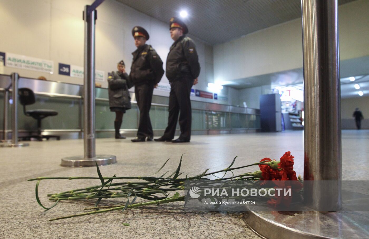 Живые цветы в зале прилета аэропорта "Домодедово"