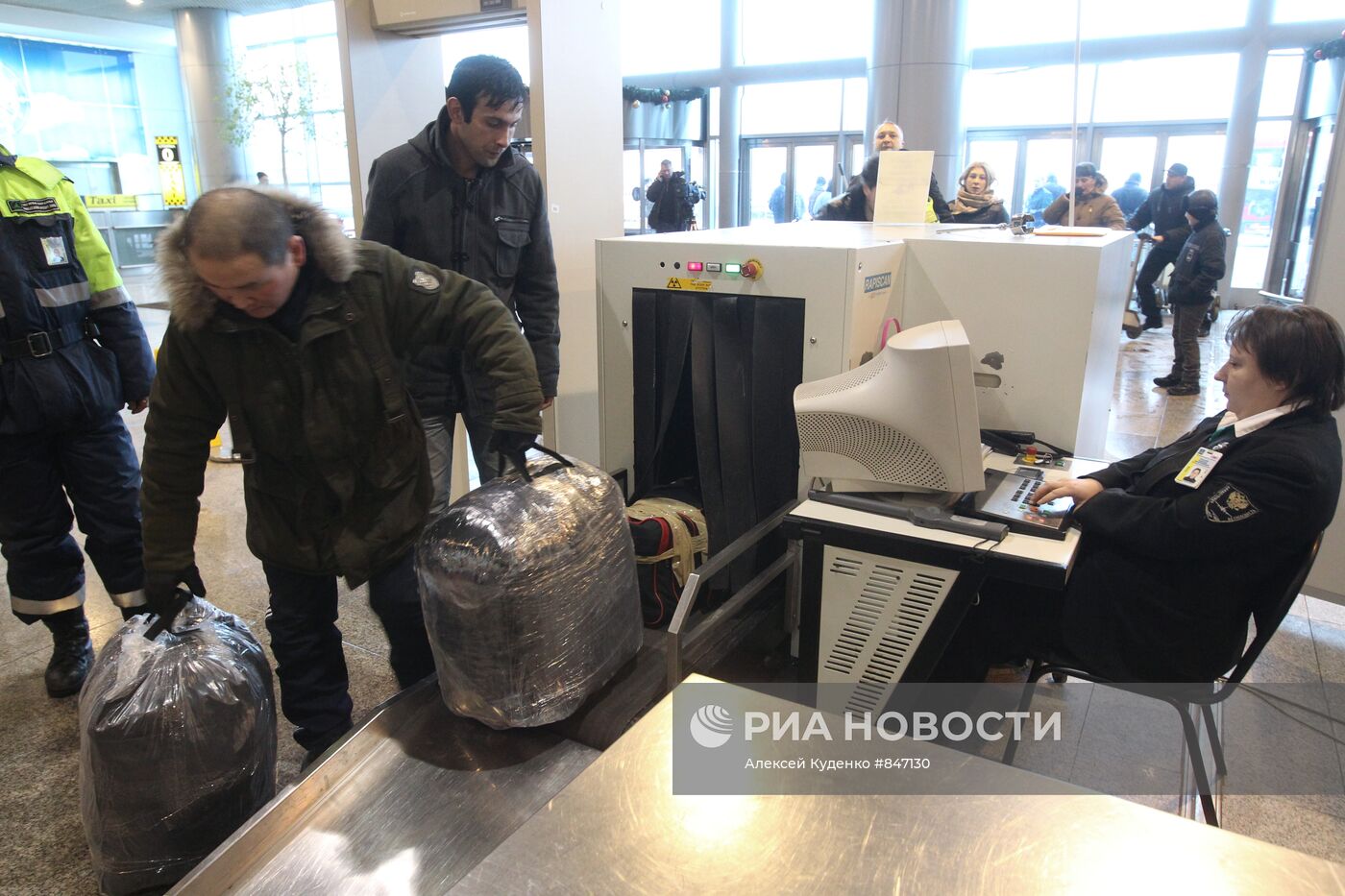 Досмотр багажа пассажиров в аэропорту "Домодедово"