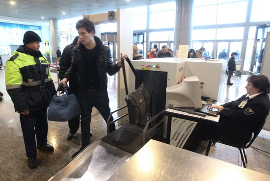 Досмотр багажа пассажиров в аэропорту "Домодедово"
