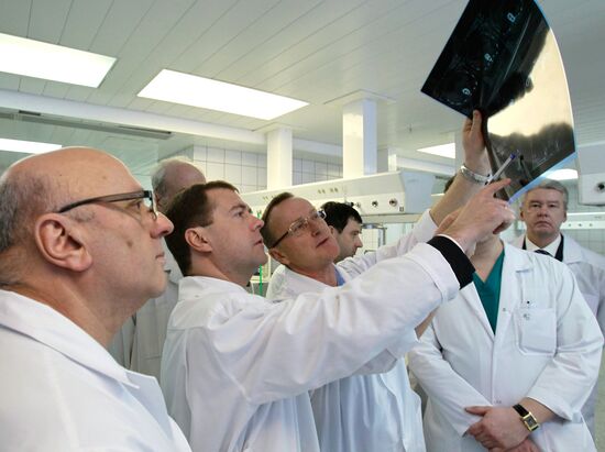 Д. Медведев навестил пострадавших при теракте в "Домодедово"