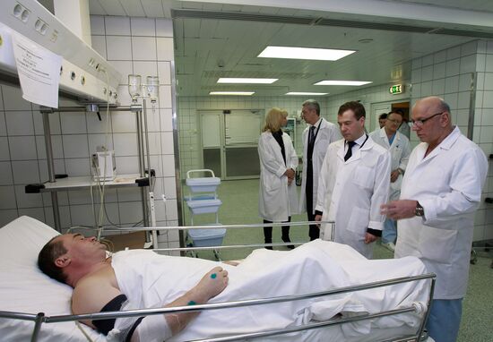 Д. Медведев навестил пострадавших при теракте в "Домодедово"
