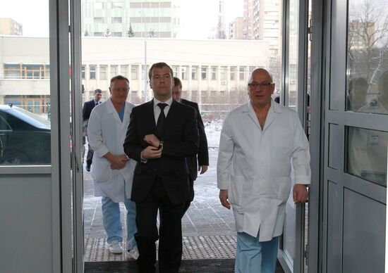 Д. Медведев навестил пострадавших при теракте в "Домодедово"