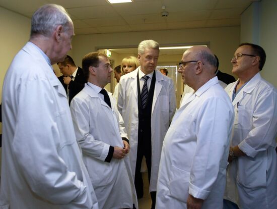 Д. Медведев навестил пострадавших при теракте в "Домодедово"