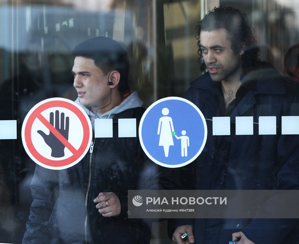 Пассажиры выходят из здания аэропорта "Домодедово"