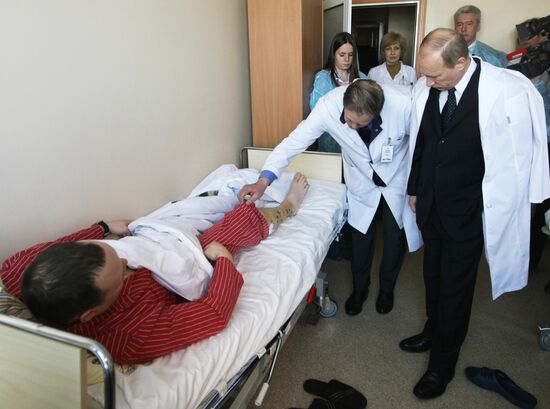 В.Путин навестил пострадавших при теракте в "Домодедово"