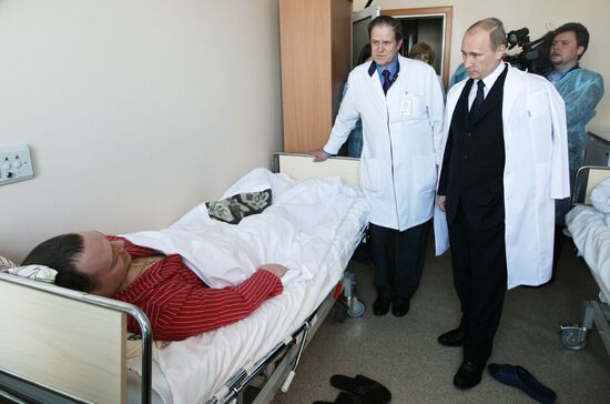 В.Путин навестил пострадавших при теракте в "Домодедово"