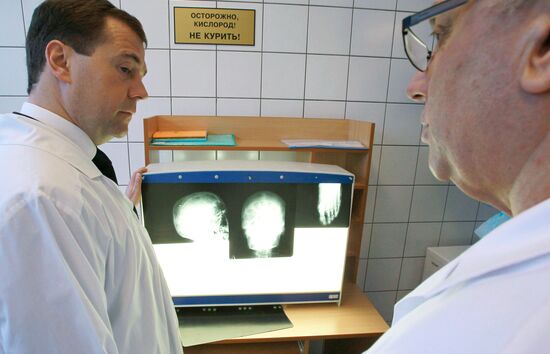 Д. Медведев навестил пострадавших при теракте в "Домодедово"