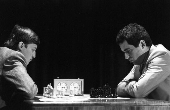Чемпион мира по шахматам Г.Каспаров и экс-чемпион мира А.Карпов