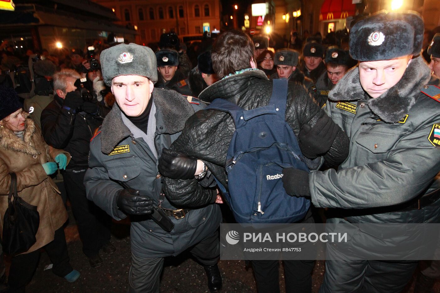 Милиция задержала около 10 человек у метро "Третьяковская"