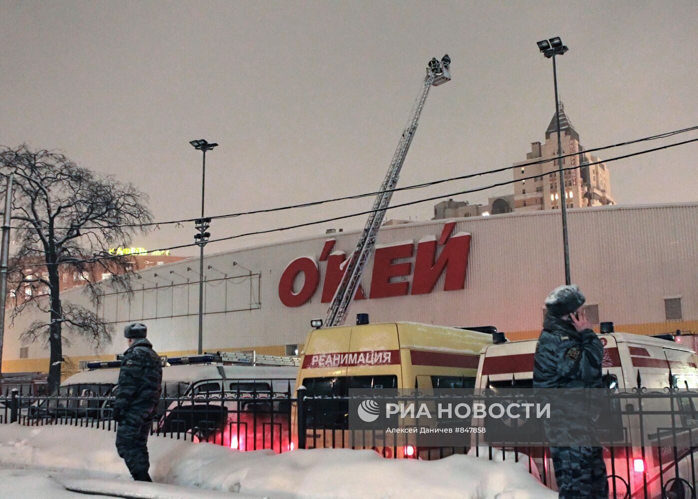 Обрушение кровли в сетевом магазине "О'кей" в Санкт-Петербурге