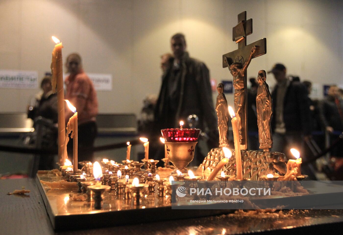 Свечи за упокой по погибшим в теракте в аэропорту "Домодедово"