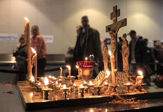 Свечи за упокой по погибшим в теракте в аэропорту "Домодедово"